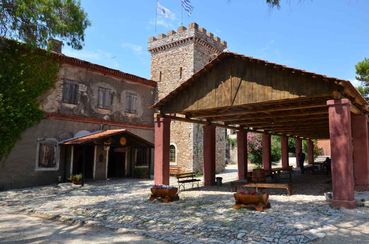Πάτρα: Στις φλόγες «τυλίχθηκε» το ιστορικό οινοποιείο Achaia Clauss! – Ισχυρές εκρήξεις στο κτίριο