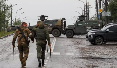 «Έξω! Έξω!»: Η στιγμή που ρωσικό drone καμικάζι κτυπά όχημα Ουκρανών στρατιωτών – Δείτε βίντεο