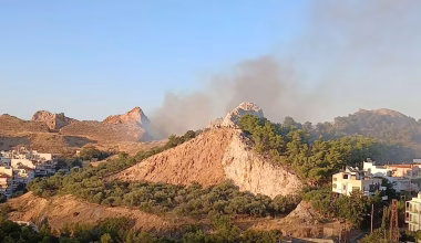 Χειροπέδες σε τρεις ανήλικους για τη φωτιά στο Ψυχικό: Πέταξαν κροτίδες σε ξερά χόρτα