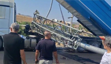 Οδηγός φορτηγού στην Τουρκία πήγαινε με «σπασμένα» φρένα και διέλυσε πινακίδα με την ανοιχτή καρότσα του (βίντεο)
