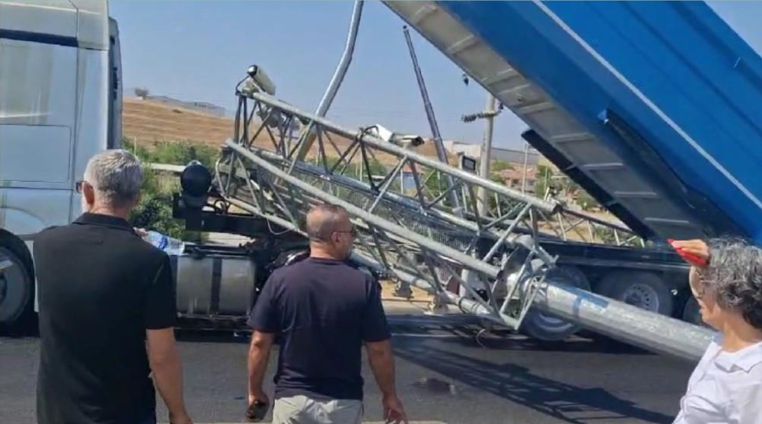 Οδηγός φορτηγού στην Τουρκία πήγαινε με «σπασμένα» φρένα και διέλυσε πινακίδα με την ανοιχτή καρότσα του (βίντεο)