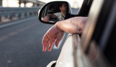 Το γνωρίζατε; – Να γιατί δεν πρέπει να οδηγούμε με το ένα χέρι έξω από το παράθυρο