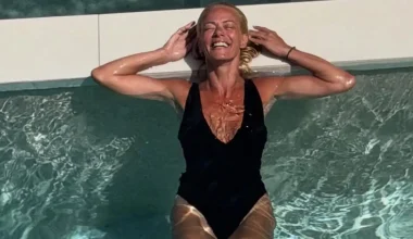 Η Ζέτα Μακρυπούλια πόζαρε με μαύρο μαγιό σε πισίνα – Δείτε βίντεο και φωτογραφίες