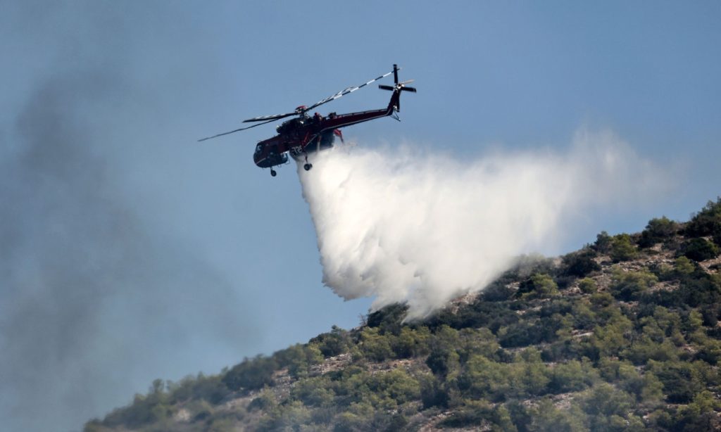 Μαίνεται η φωτιά στην Κόνιτσα: Μεγάλη αναζωπύρωση και συνεχείς ρίψεις από αέρος