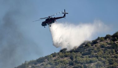Μαίνεται η φωτιά στην Κόνιτσα: Αναζωπύρωση και συνεχείς ρίψεις από αέρος