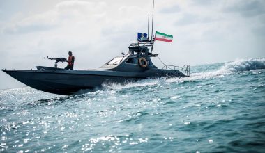 Ιράν: Συνταγματάρχης ζητά  από τον Χαμενεΐ ταχύπλοο με εκρηκτικά για επίθεση αυτοκτονίας σε αμερικανικό πλοίο