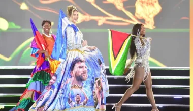 Miss World 2026: Η Miss Αργεντινή Αλίνα Ασκελράδ τίμησε τον Λιονέλ Μέσι με ένα εντυπωσιακό φόρεμα (βίντεο)