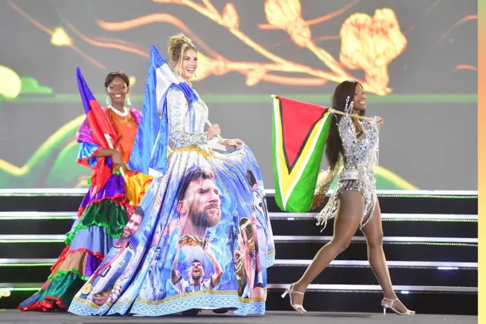 Miss World 2026: Η Miss Αργεντινή Αλίνα Ασκελράδ τίμησε τον Λιονέλ Μέσι με ένα εντυπωσιακό φόρεμα (βίντεο)