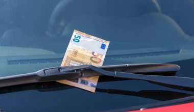 Η παγίδα με το 50άρικο στο παρμπρίζ του αυτοκινήτου: Πώς επιτήδειοι προσπαθούν να ξεγελάσουν τους οδηγούς