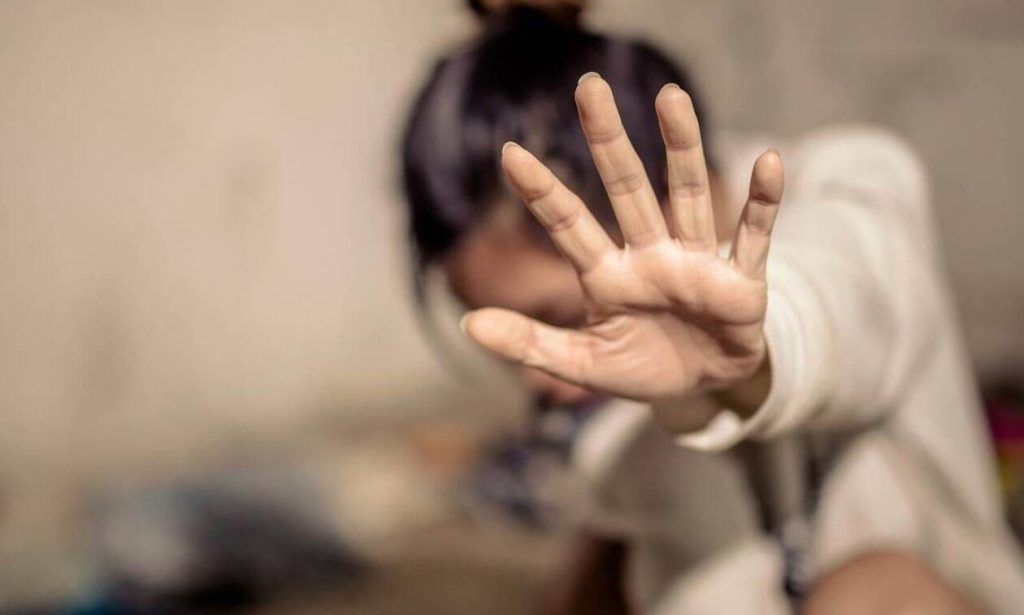 Άγριος ξυλοδαρμός 28χρονης από τον 25χρονο σύντροφό της μπροστά στα μάτια έντρομου ανήλικου κοριτσιού
