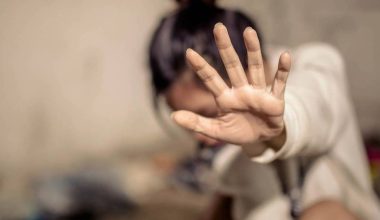 Άγριος ξυλοδαρμός 28χρονης από τον 25χρονο σύντροφό της μπροστά στα μάτια έντρομου ανήλικου κοριτσιού