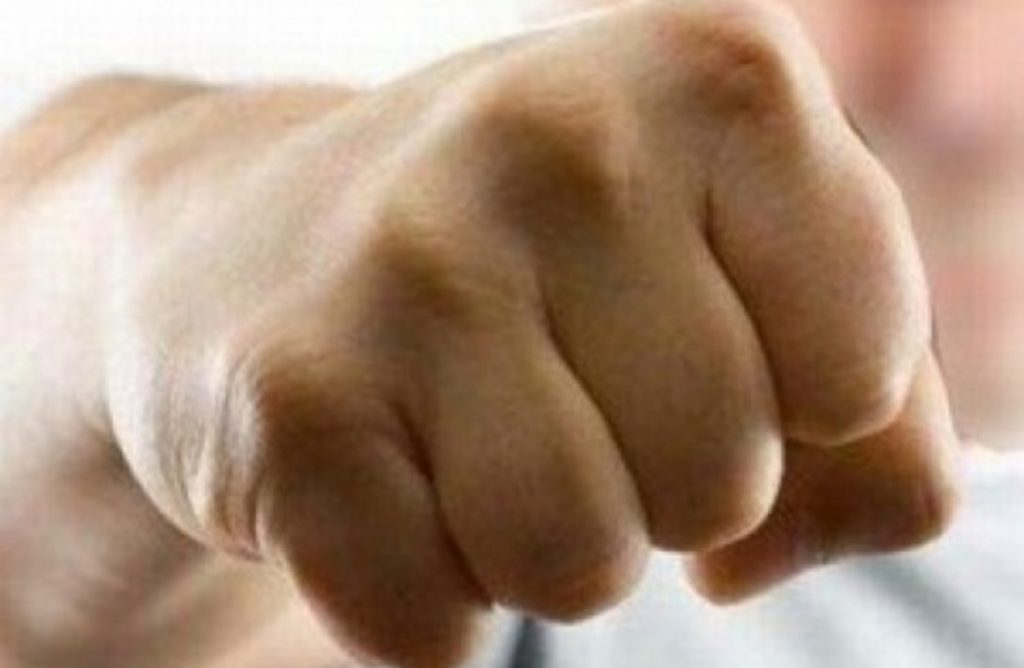 Νεαροί πιάστηκαν στα χέρια μέσα στο λεωφορείο της γραμμής 203 στο Παγκράτι