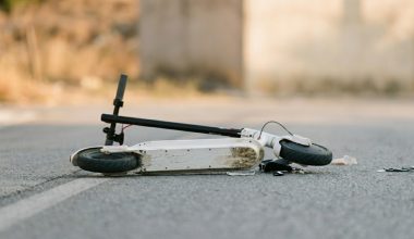 Τροχαίο στα Γλυκά Νερά: ΙΧ παρέσυρε και τραυμάτισε 16χρονο με ηλεκτρικό πατίνι
