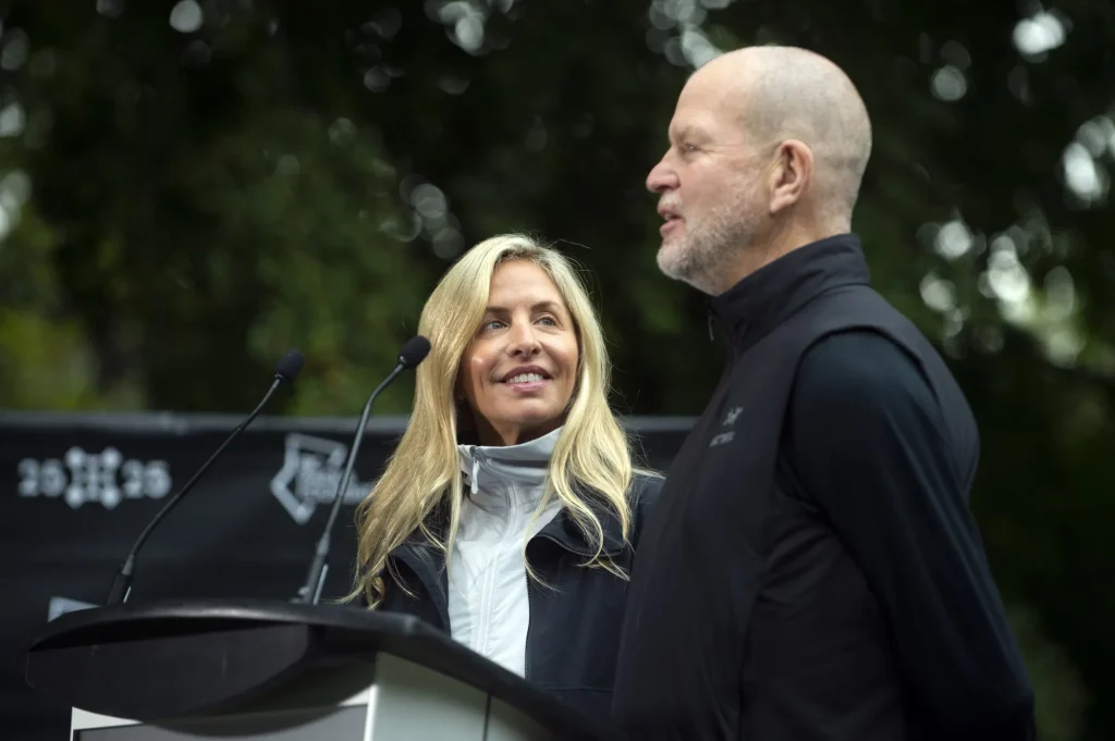 «Χρυσό» διαζύγιο για τον ιδρυτή της Lululemon – Διεκδικεί τη μισή περιουσία η σύζυγος