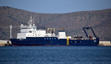 Χίος: Το καλωδιακό πλοίο Ocean Link επισκευάζει οπτική ίνα του ΟΤΕ εν μέσω τουρκικών αμφισβητήσεων