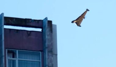 Politico: Η Κίνα αποστέλλει κρυφά στη Ρωσία πρώτες ύλες για την κατασκευή drones Geranium