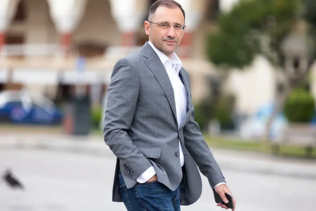 Πρώην πολιτευτής της ΝΔ: «Μία ολόκληρη κοινωνία αφαιμάζεται φορολογικά για να μειωθεί δήθεν το δημόσιο χρέος»