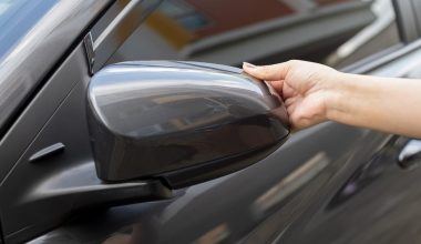 Εσύ το ήξερες; – Γιατί οι καθρέφτες του αυτοκινήτου έχουν αυτό το περίεργο σχήμα;