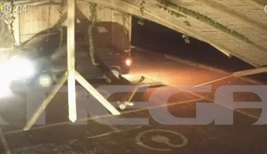 Βίντεο: Η στιγμή που οδηγός στην Πάρο χάνει τον έλεγχο του ΙΧ του και εισβάλει σε πάρκινγκ ενοικιαζόμενων δωματίων