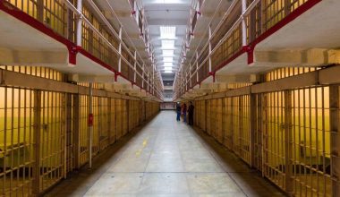 Θεσσαλονίκη: Στη φυλακή νεαρός που απειλούσε πως θα σκοτώσει τη μητέρα του – «Είχα επηρεαστεί από σειρές»