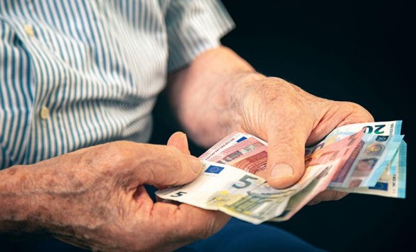 Τετρακόσια ευρώ στους συνταξιούχους απέναντι σε επτά χρόνια ακρίβειας – Η μόνιμη ενίσχυση βαφτίζεται αποκατάσταση