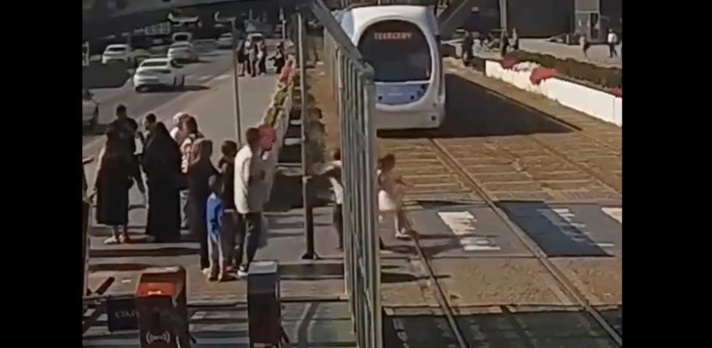 Τουρκία: Περαστικός έσωσε 5χρονο κορίτσι από διερχόμενο τραμ (βίντεο)