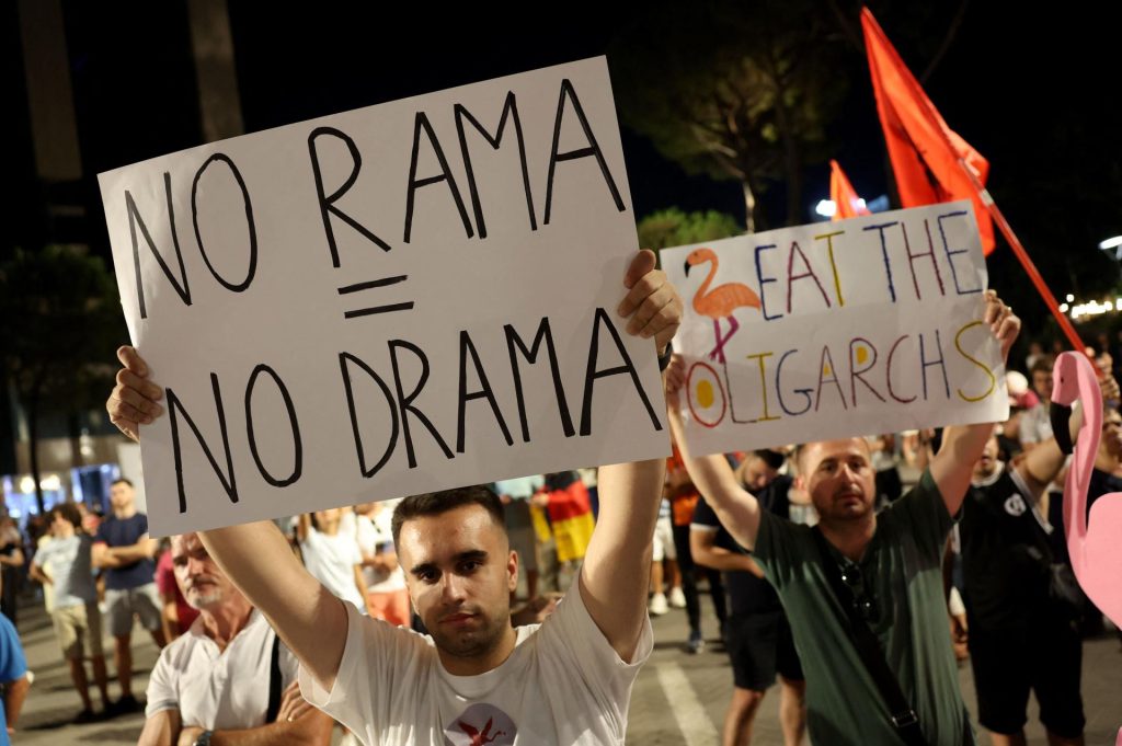 Ταραχές στα Τίρανα για το τουριστικό θέρετρο: Συγκρούσεις διαδηλωτών με την αστυνομία έξω από τη Βουλή
