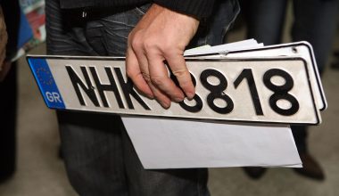 Αλλάζουν όλα στις πινακίδες κυκλοφορίας: Τι θα ισχύει για τους οδηγούς και για την επιλογή αριθμού