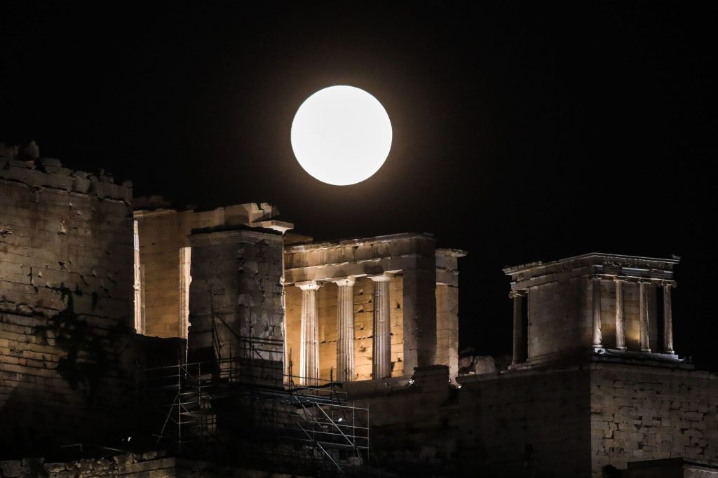 «Φεγγάρι του Καλαμποκιού»: Πότε θα φωτίσει τον ουρανό η πανσέληνος Σεπτεμβρίου
