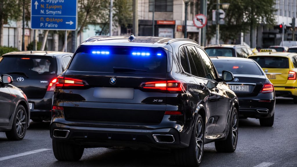 Νέος ΚΟΚ: 150 ευρώ πρόστιμο και αφαίρεση διπλώματος για παράνομους φάρους στα ΙΧ