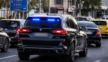 Νέος ΚΟΚ: 150 ευρώ πρόστιμο και αφαίρεση διπλώματος για παράνομους φάρους στα ΙΧ