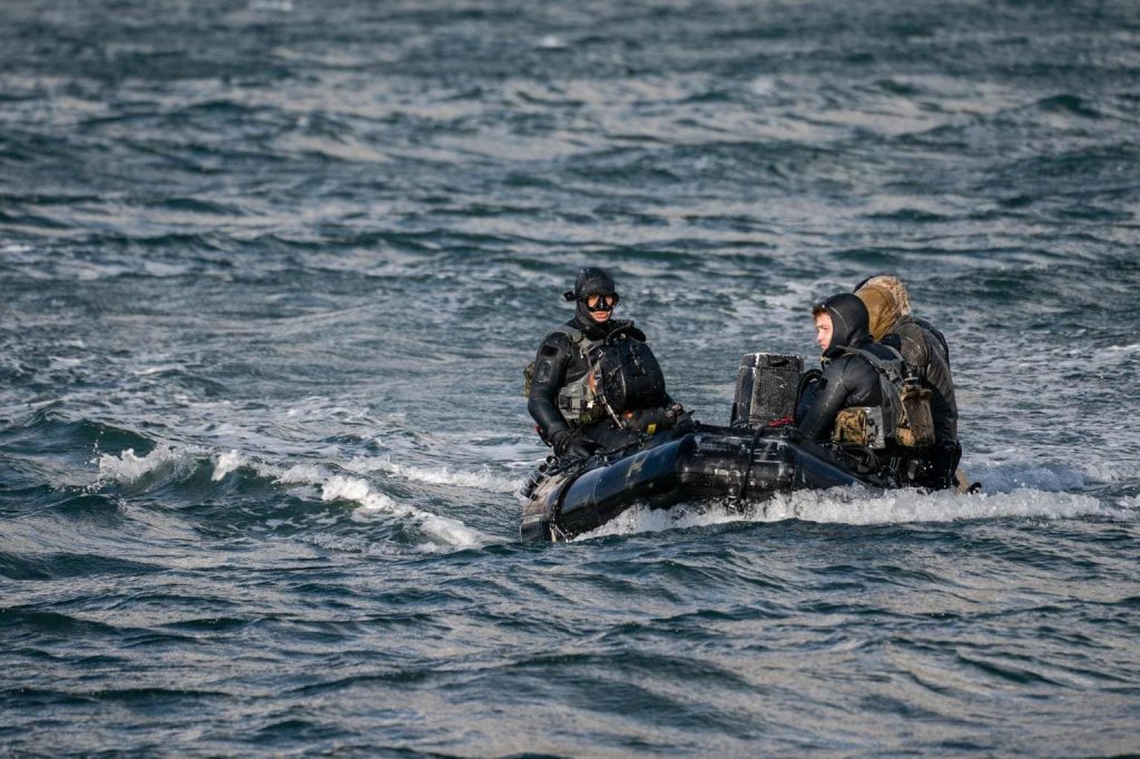 Μυστική επιχείρηση των ΗΠΑ στο Στενό του Ορμούζ: Οι Navy SEALs εξουδετέρωναν ιρανικές νάρκες επί τέσσερις μήνες