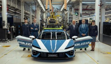 Γιατί η ιταλική αστυνομία χρειάζεται Lamborghini 920 ίππων; (βίντεο)