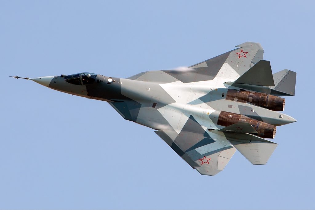 Διεθνής πρεμιέρα για το ρωσικό Su-57E στην Αίγυπτο: Παρουσιάστηκε με νέα όπλα και drones S-71