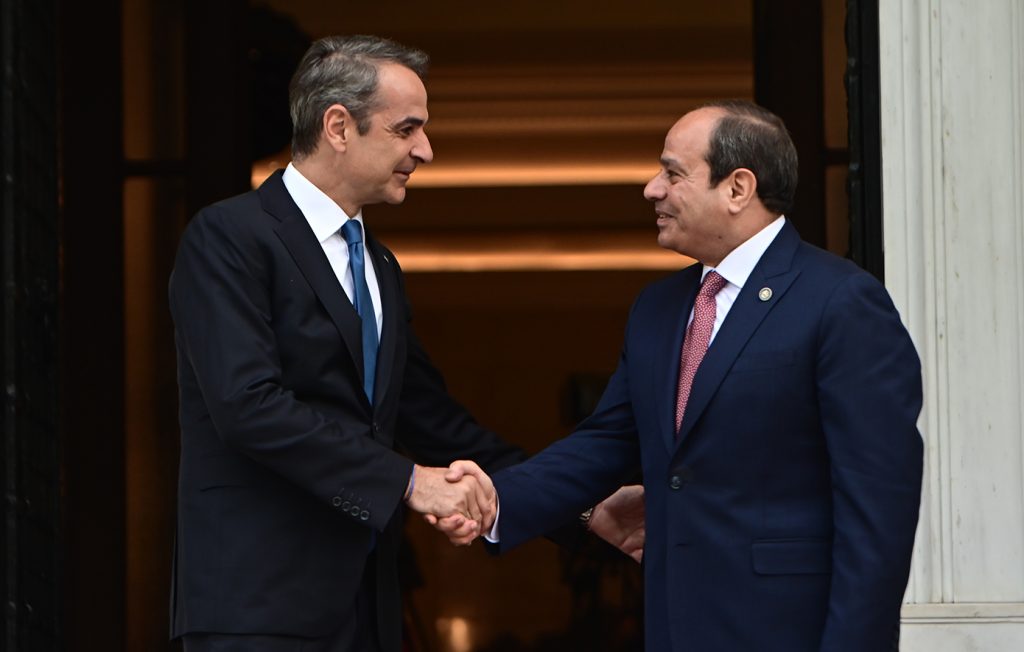 Στο Ελ Αλαμέιν ο Κ.Μητσοτάκης: Tριμερής με Κύπρο και συνάντηση με τον Αλ Σίσι
