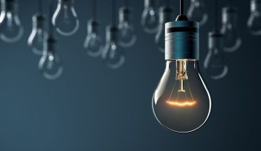 Επτά χρόνια μετά η κυβέρνηση υπόσχεται φθηνό ρεύμα… αλλά αφού γίνουν οι εκλογές