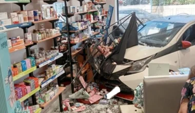 Νέα Μάκρη: Αυτοκίνητο διέλυσε φαρμακείο – Η οδηγός πάτησε γκάζι αντί για φρένο (βίντεο)
