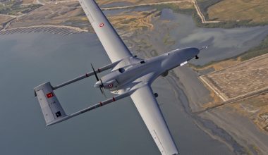 Βίντεο: Τουρκικό Bayraktar TB2 σχημάτισε πάνω από το Αιγαίο το 1458 – To μήνυμα πίσω από αυτή την χρονολογία