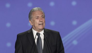 Qatargate: Στις 17 Σεπτεμβρίου η ψηφοφορία για την άρση ασυλίας του Δ.Αβραμόπουλου – «Δεν έχω καμία σχέση»