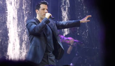 «Καλό ταξίδι φίλε Γιώργο…»: Ο Θoδωρής Φέρρης αναβάλλει τη συναυλία του στη Λάρισα