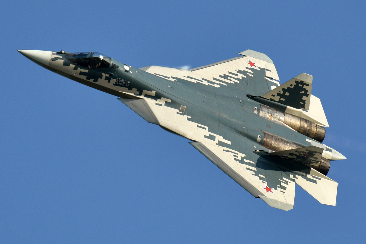 Αίγυπτος: Το μαχητικό πέμπτης γενιάς Su-57 πέταξε στον ουρανό στο Ελ Αλαμέιν με τα νέα όπλα του (βίντεο)