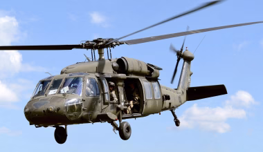 Ιορδανία: Κατεστραμμένα ελικόπτερα UH-60 Black Hawk μεταφέρονται σε ρυμουλκούμενα μετά τις ιρανικές επιθέσεις