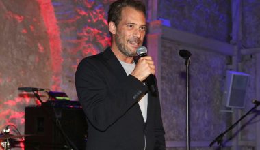 Έξαλλος ο Αντίνοος Αλμπάνης με φωτογραφίες που τον δείχνουν δακρυσμένο και χωρίς μαλλιά