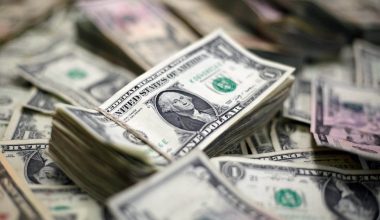 Αθήνα: Χειροπέδες σε τρεις άνδρες που στην κατοχή τους βρέθηκαν 434 πλαστά χαρτονομίσματα των 100 δολαρίων