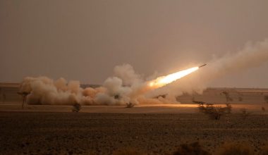 Οι Χούθι χτύπησαν μαζικά με drones και πυραύλους την Σαουδική Αραβία