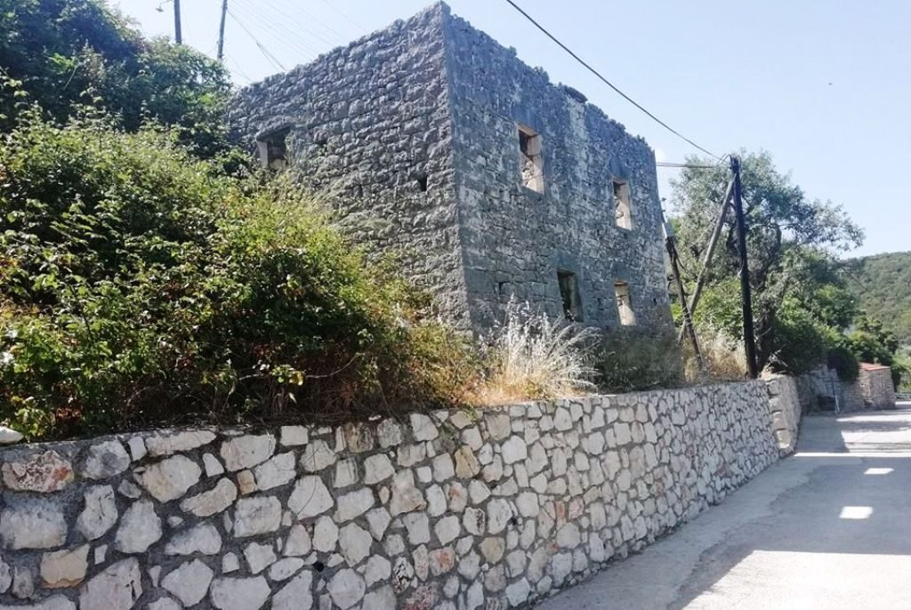 Ελλάδα που αφήνει τα σπίτια του Καραϊσκάκη, του Παπαφλέσσα και άλλων αγωνιστών να γίνουν ερείπια