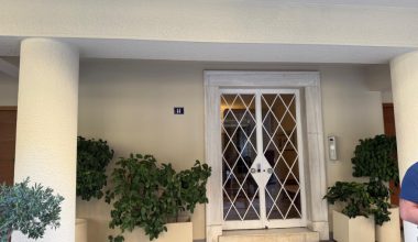Stem Cell: Θρησκευτικές εικόνες και στολή Σαμουράι στο εσωτερικό της κλινικής στο Κολωνάκι
