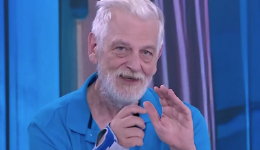 «Δεν ήξερε… δεν ρώταγε;»: Ο Γιάννης Λοβέρδος έβαλε λάθος το νάρθηκα στο χέρι και προκάλεσε «χαμό» (βίντεο)