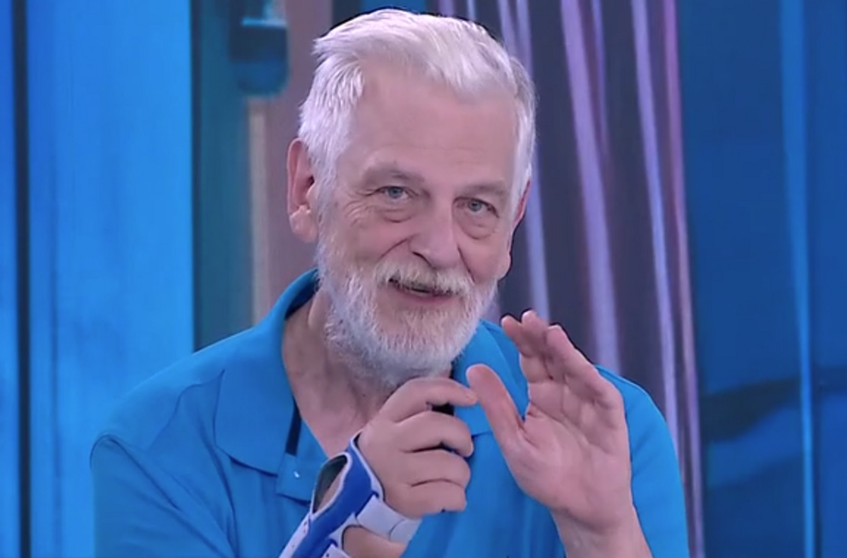 «Δεν ήξερε… δεν ρώταγε;»: Ο Γιάννης Λοβέρδος έβαλε λάθος τον νάρθηκα στο χέρι και προκάλεσε «χαμό» (βίντεο)