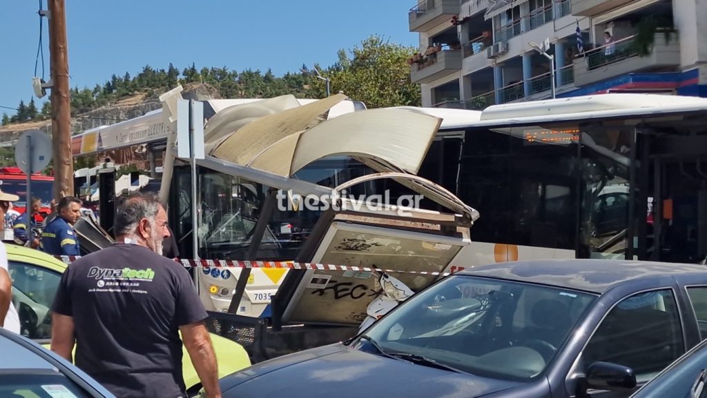 Αναστάτωση στη Νεάπολη Θεσσαλονίκης: Σύγκρουση λεωφορείων του ΟΑΣΘ με τέσσερις τραυματίες – Δείτε φωτογραφίες